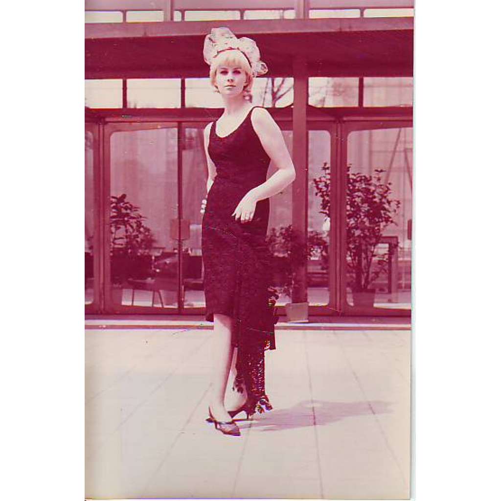 Společenské šaty Reklamní fotografie móda 60. léta